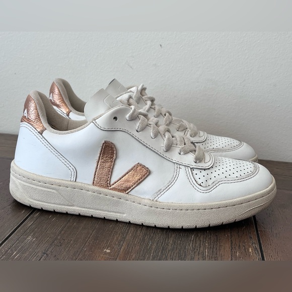 Veja Shoes - Veja Sneakers Womens size 5